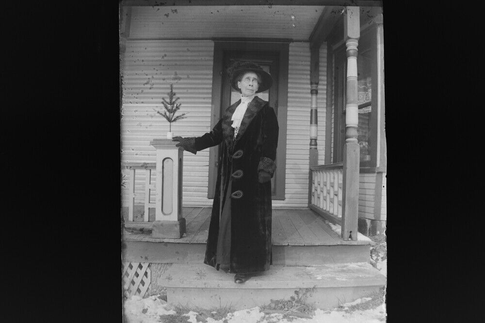 Antique 4x5 Inch Plate Glass Negative Of A Old Women Posing Outside E19