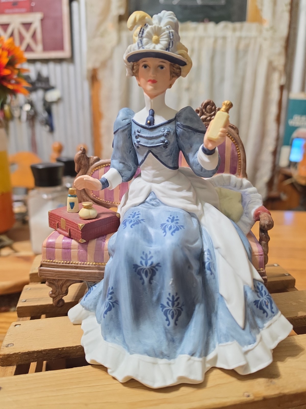 Vtg AVON 1992 Albee Award President\'s Club Fine Porcelain Figurine