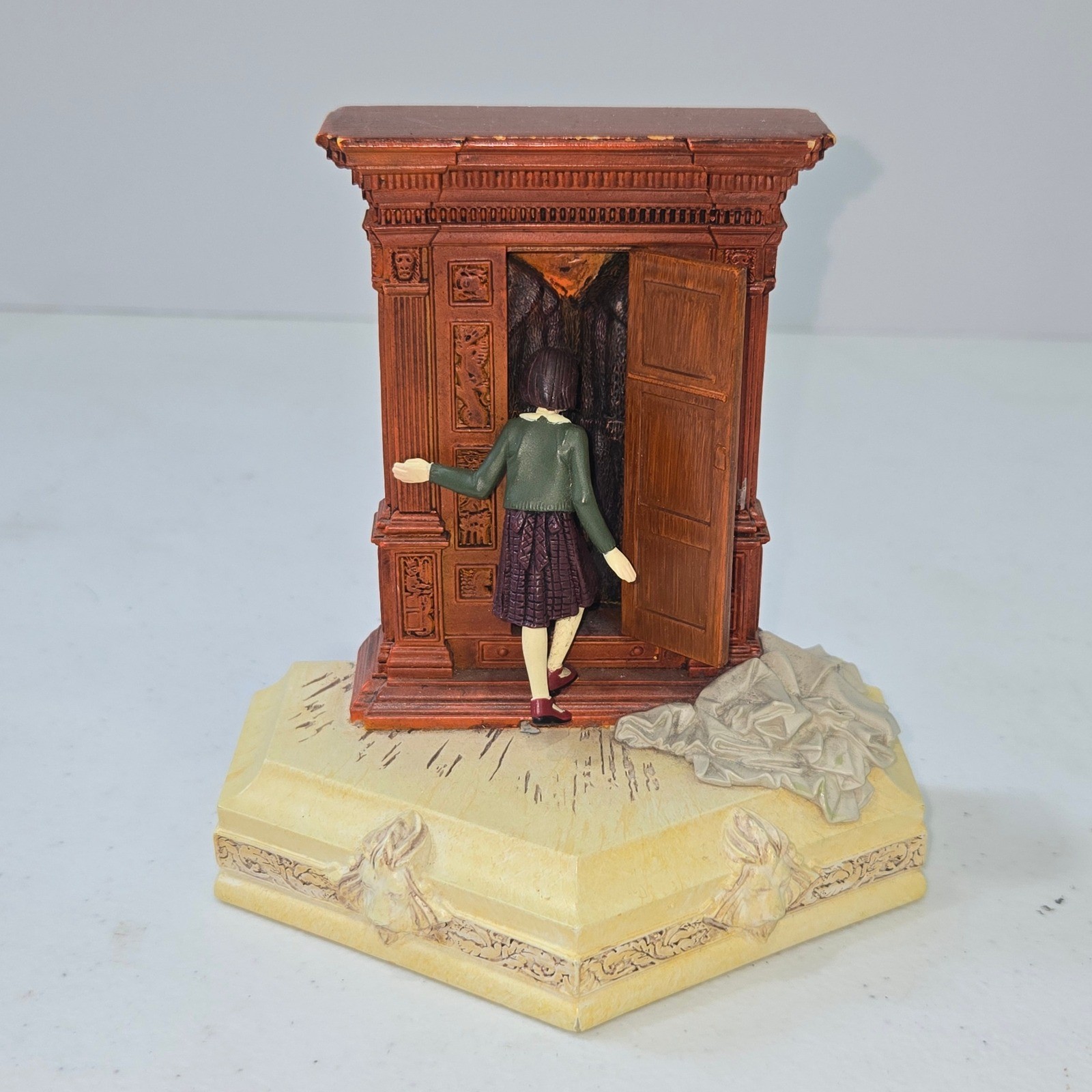 Narnia Stepping Through The Wardrobe Limited Edition Bookend Lucy Pevensie Weta
