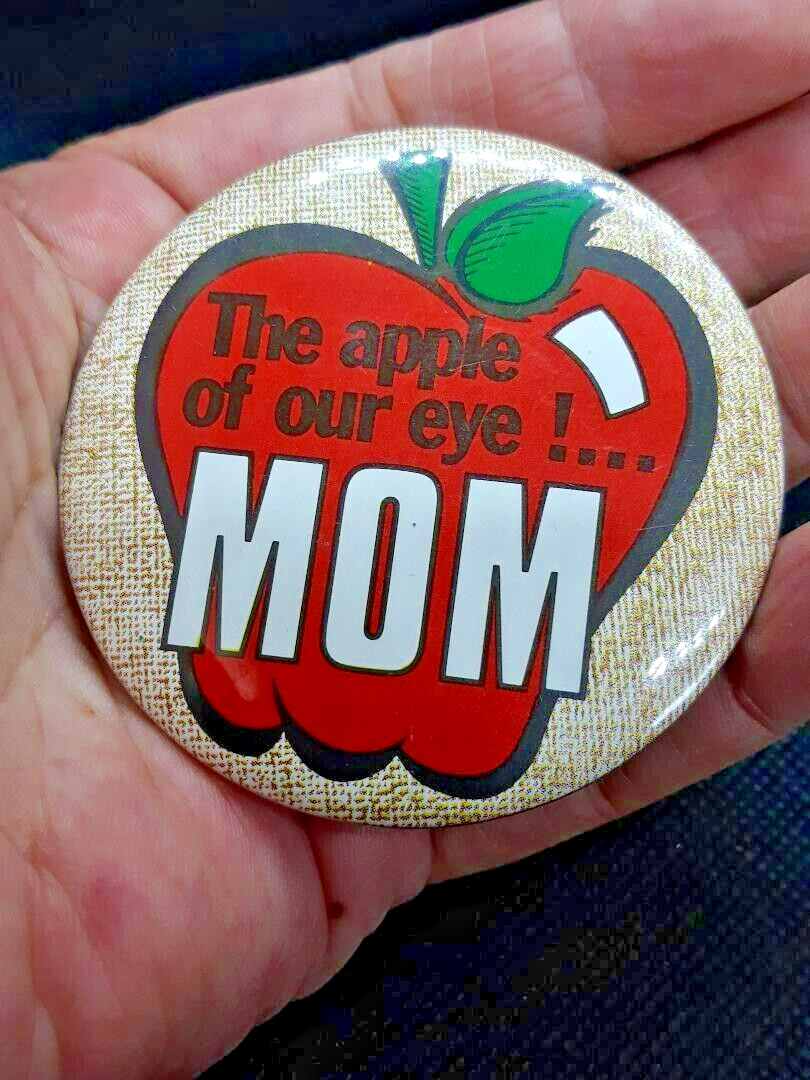 Vintage 1979 THE APPLE OF OUR EYE ... MOM ~ Pin Button Pinback