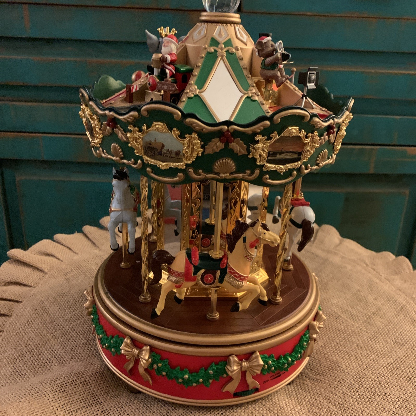 Maisto Christmas Holiday Around The Carousel Musical Animated Merry Go Round