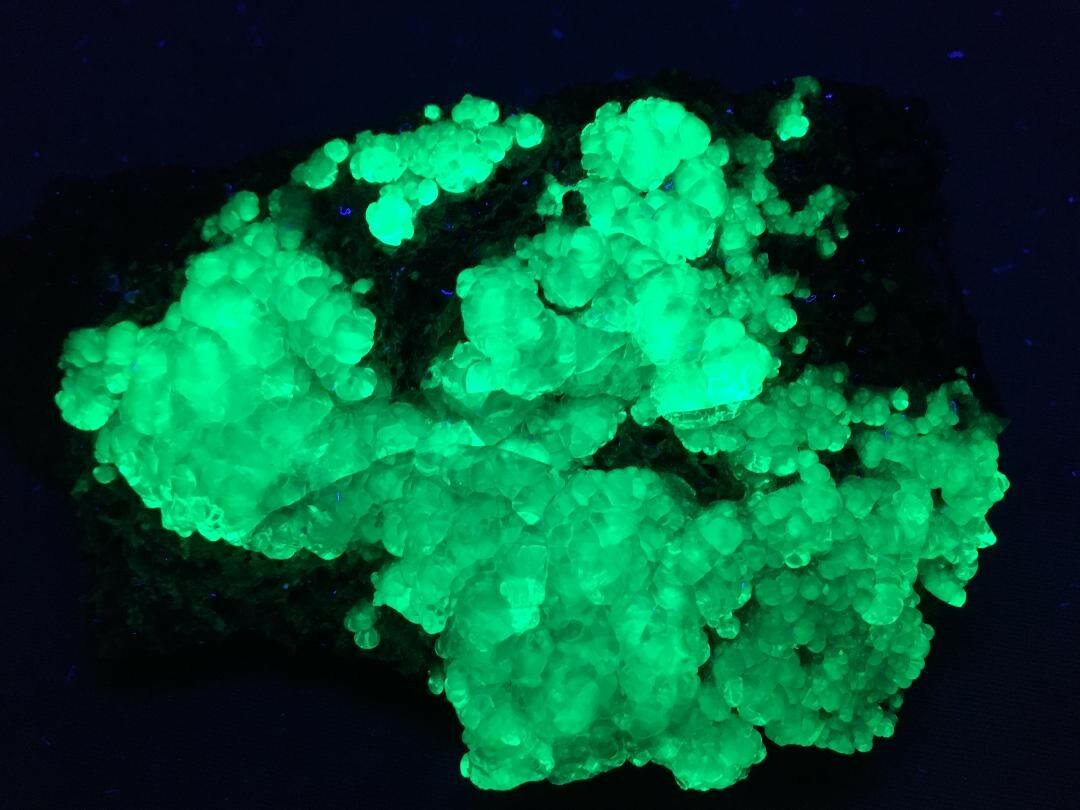 KB:  FANTASTIC BRIGHT SW FL BRIGHT GREEN CLEAR GLASSY HYALITE FROM HUNGARY