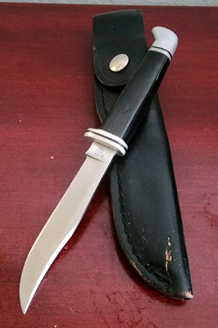 1987 COLLECTIBLE BUCK 102 U.S.A. FIXED BLADE KNIFE. W/ORIGINAL LEATHER SHEATH 