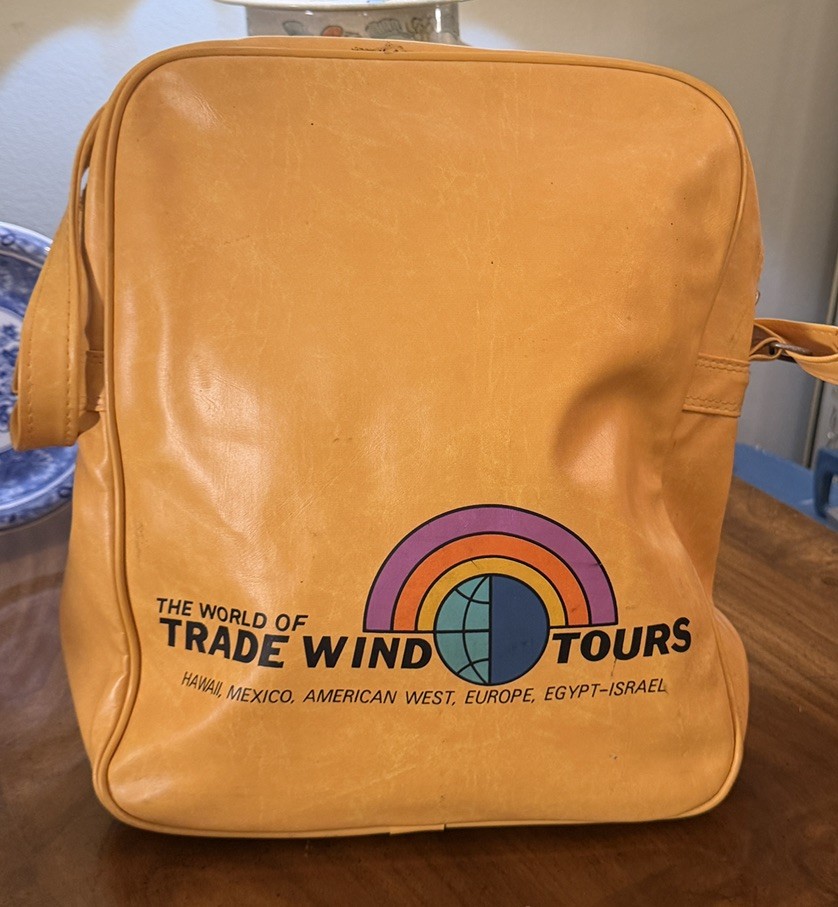 VINTAGE 1970s THE WORLD OF TRADE WIND TOURS TRAVEL BAG YELLOW VINYL