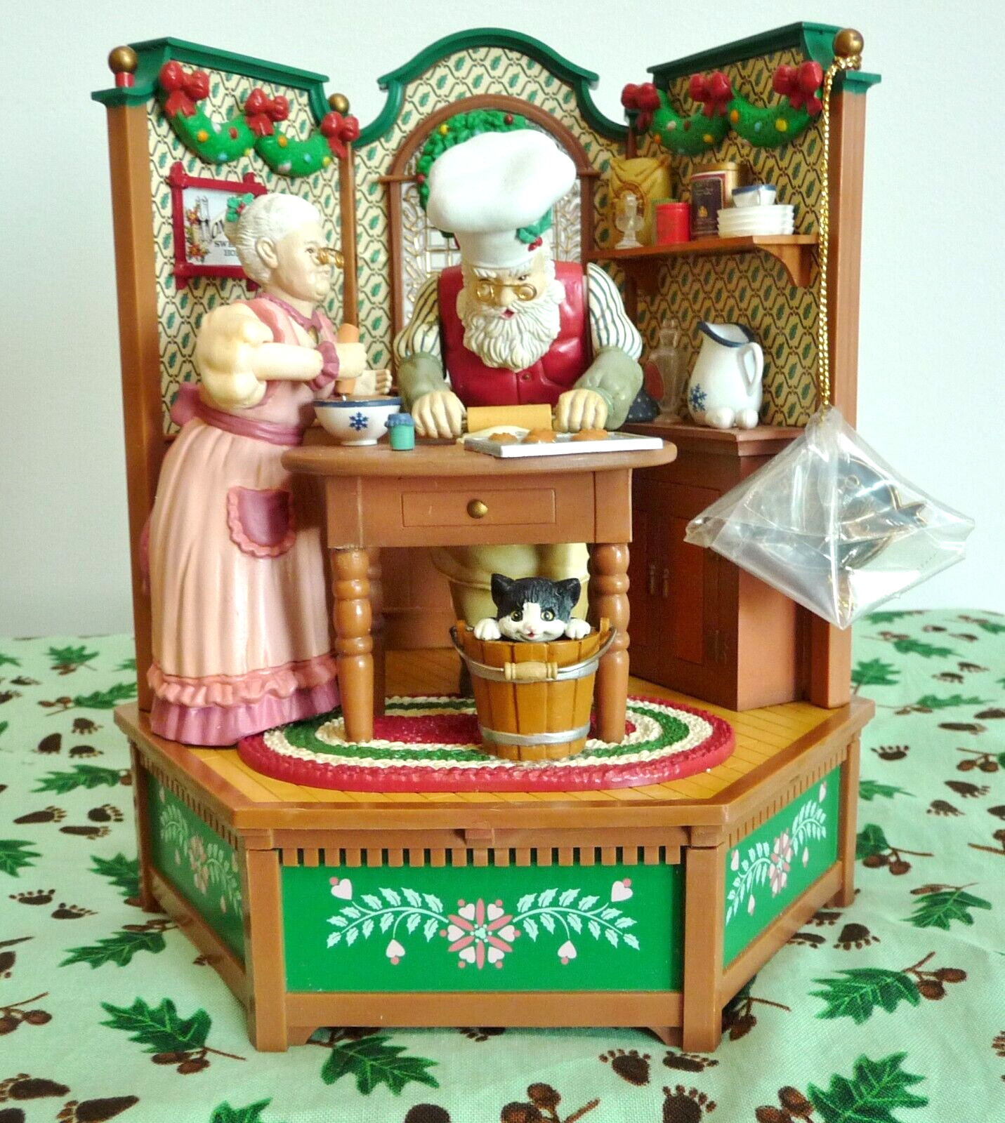VTG ENESCO  SANTA COOKING BAKING  YULETIDE YUMMIES MUSIC BOX