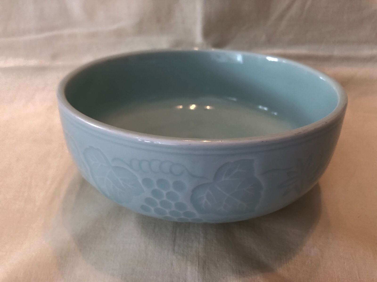 Vintage Korean Celadon Glazed 7 in bowl or planter. Grape clusters & leaves