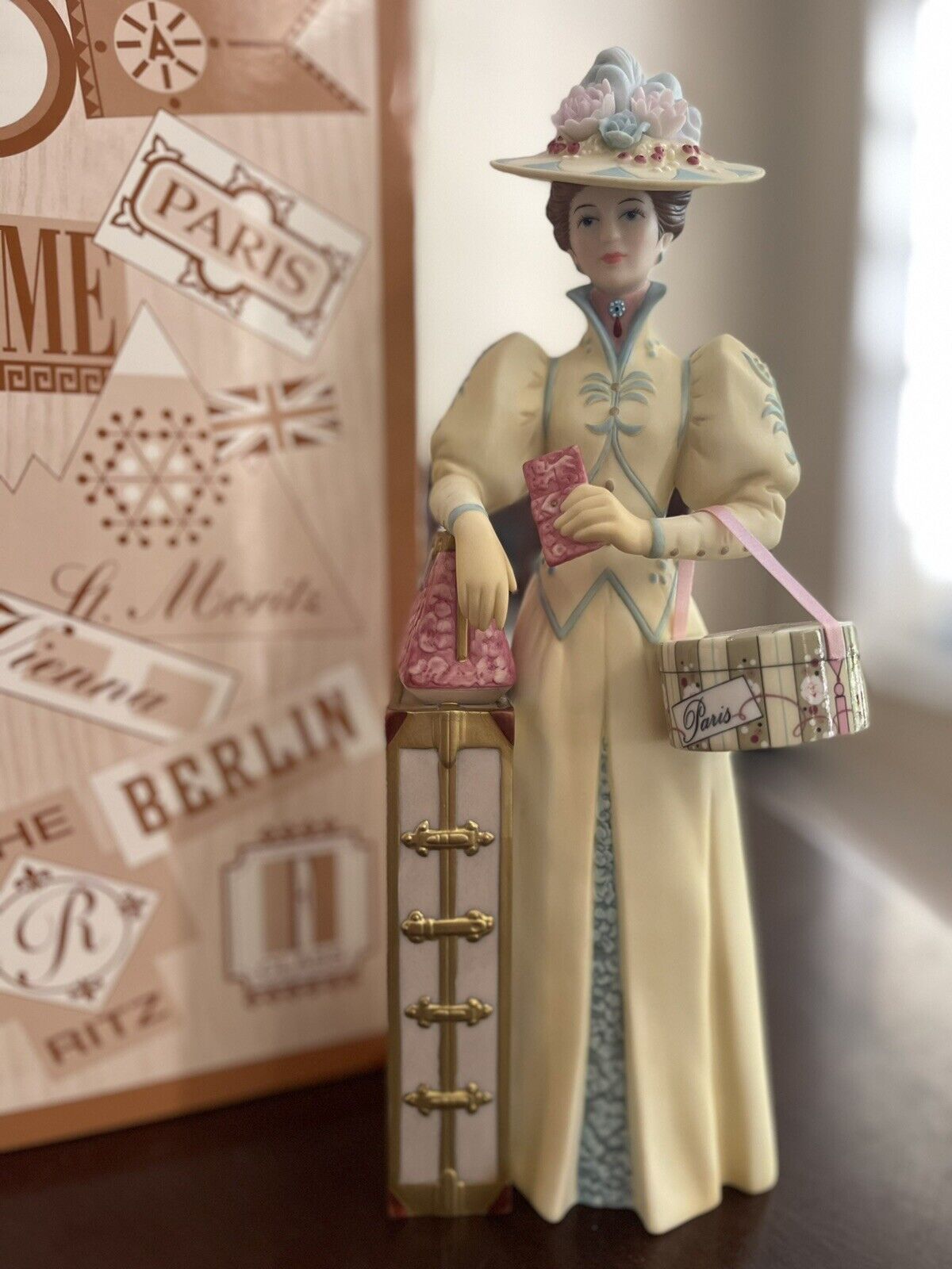 Avon 2002 Mrs. Albee Representative Award 10” Figurine