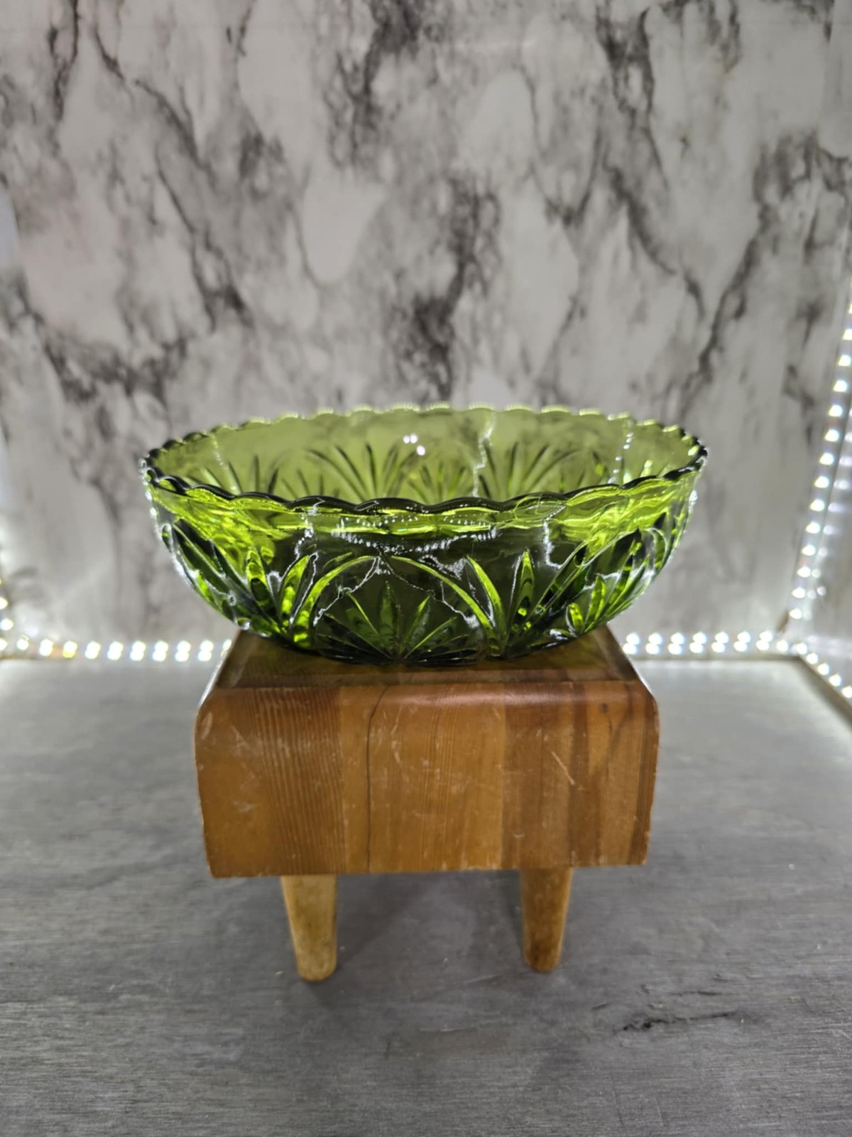1970\'s Anchor Hocking Avocado Green Glass Starburst Scalloped Edged Serving Bowl