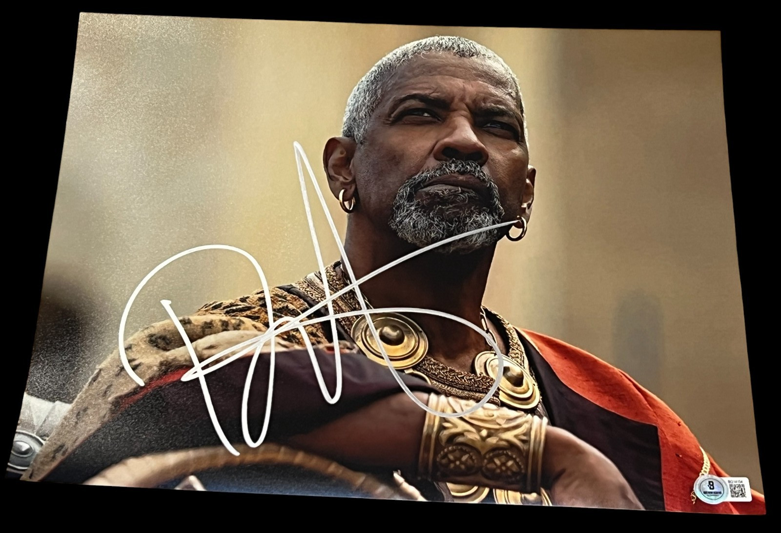 DENZEL WASHINGTON SIGNED AUTOGRAPH 11x14 PHOTO GLADIATOR 2 BECKETT BAS E