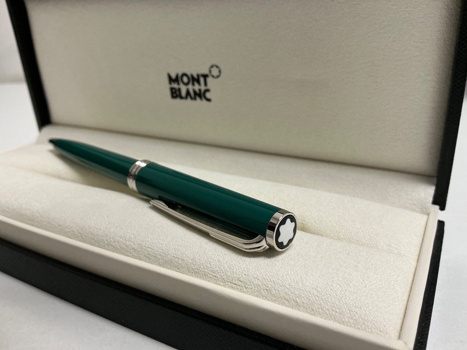 Montblanc PIX Deep Green Ballpoint Pen 128089 Box, Papers + Extra Refill Montblanc PIX Deep Green Ballpoint Pen 128089 Box, Papers + Extra Refill