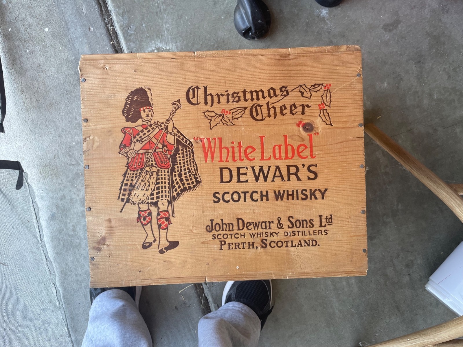 Vintage Dewars Scotch Whisky Wooden Shipping Crate Box Christmas Cheer White Lab
