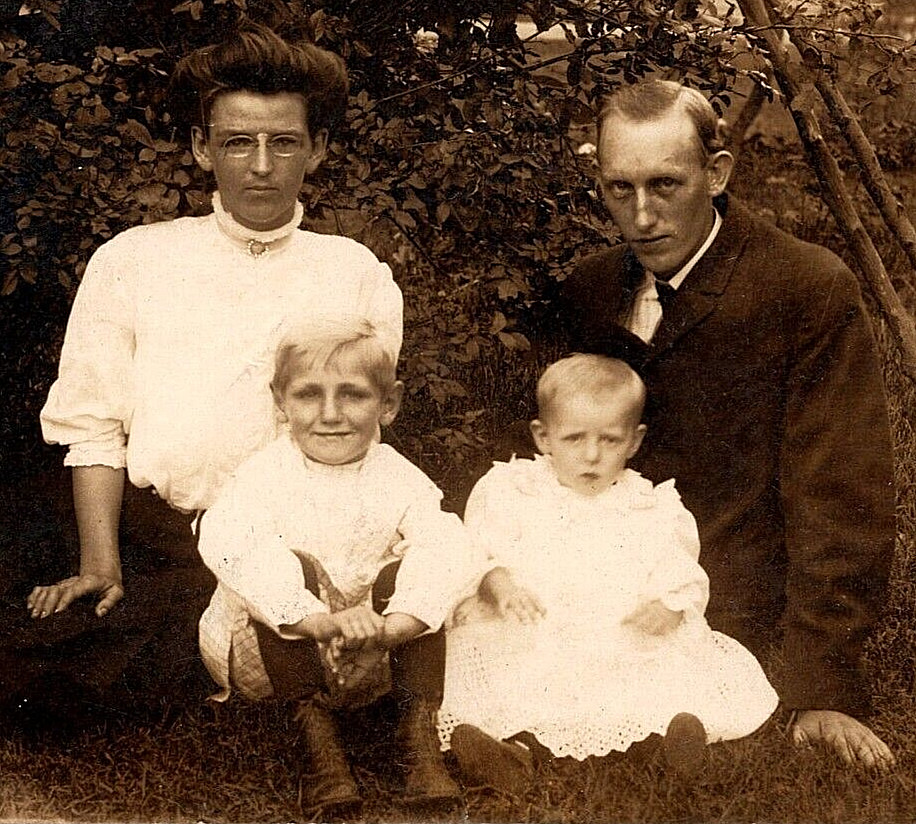 ANTIQUE VINTAGE REAL PHOTO POSTCARD FAMILY PORTRAIT OF LADY MAN AND YOUNG BOYS