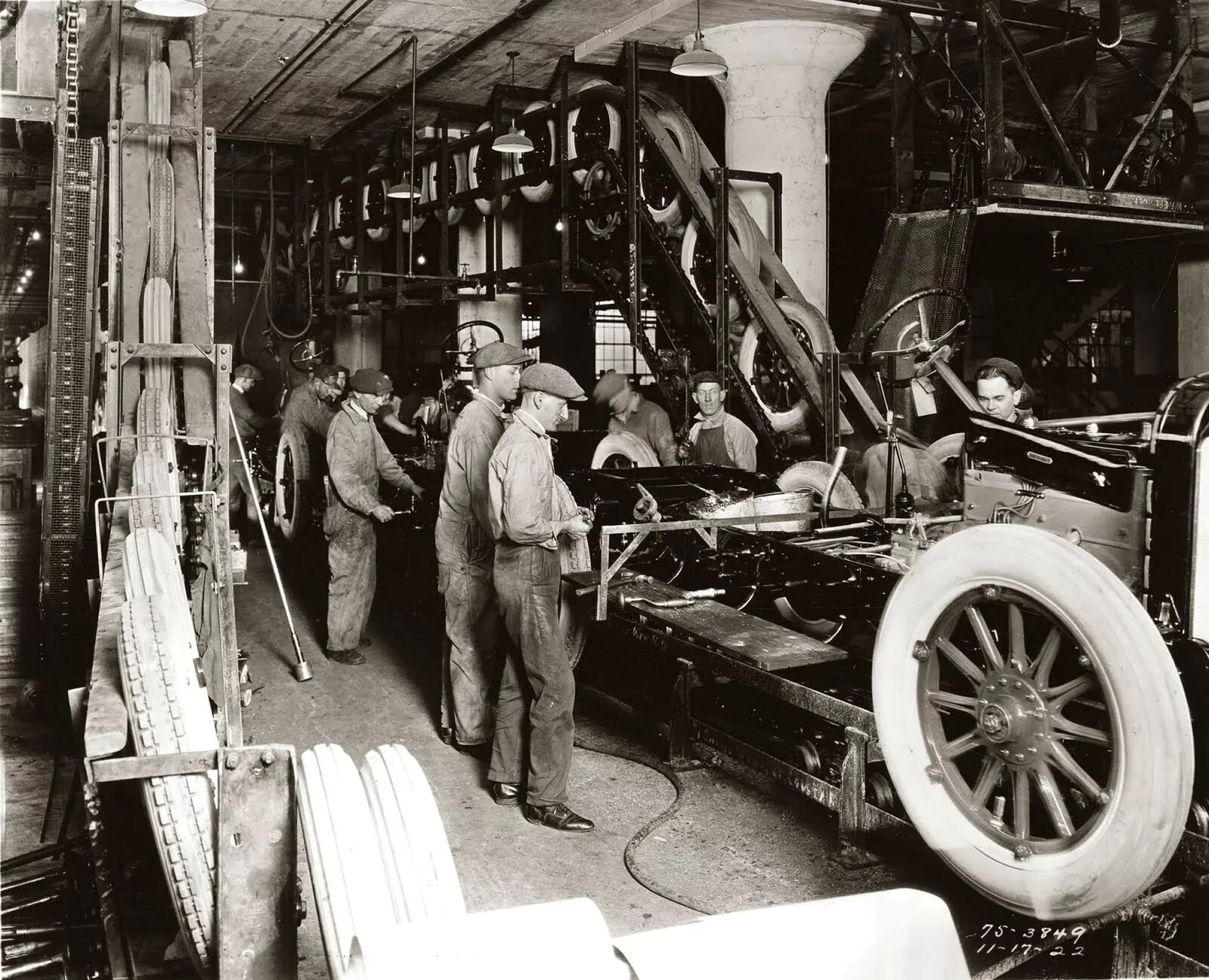 1922 BUICK Factory ASSEMBLY LINE Classic Car Retro Poster Photo 24X36