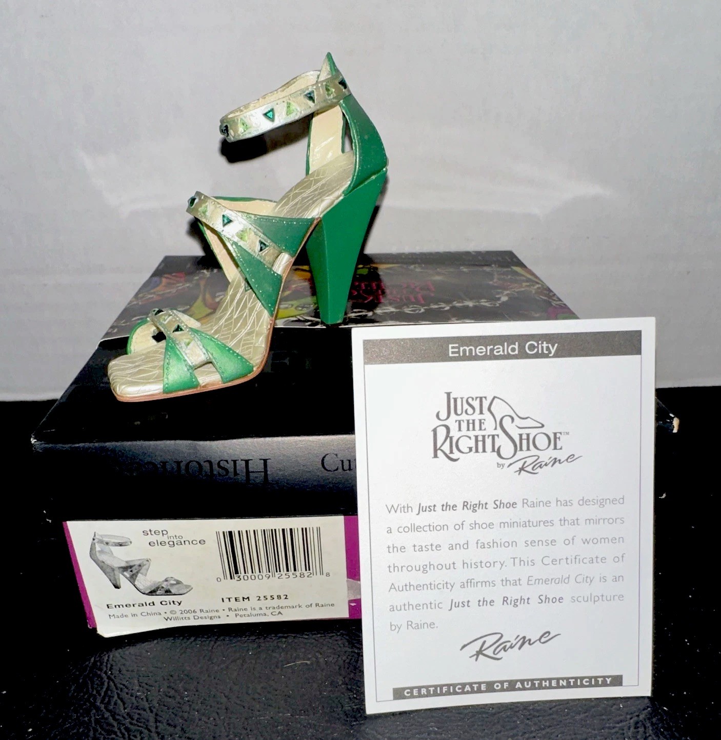 Just the Right Shoe by Raine “Emerald City” Oz 2006 w/Original Box and COA Just the Right Shoe by Raine “Emerald City” Oz 2006 w/Original Box and COA