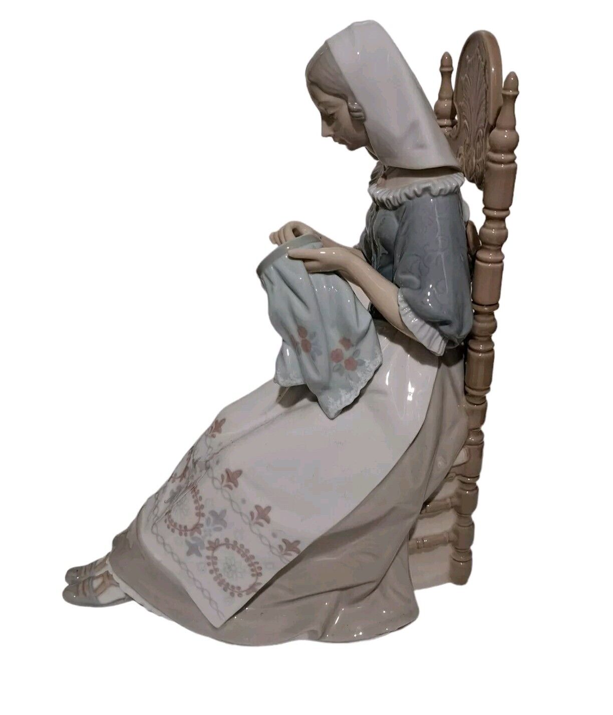 Retired Large Lladro The Embroiderer Lady Sewing in Chair #4865 Excellent Spain