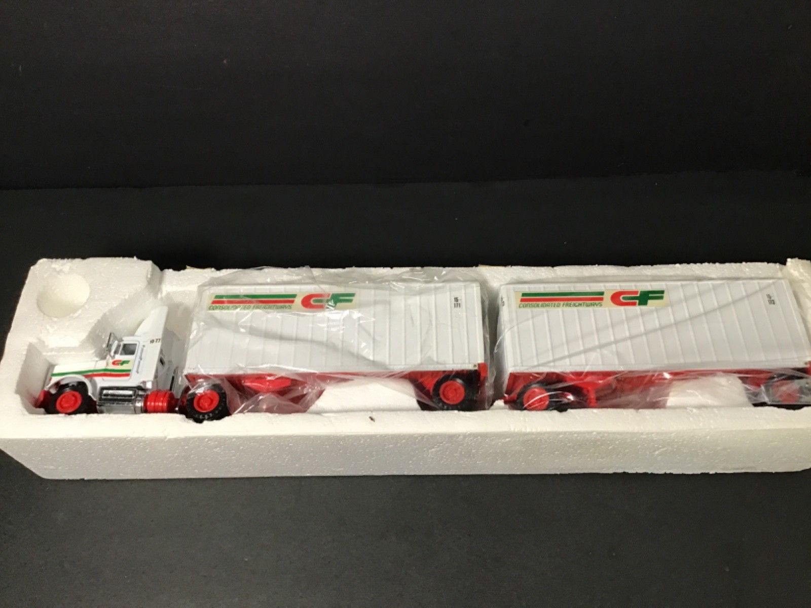 Tonkin Truck Consolidated Freightways Freightliner W/28\' Doubles Trailers 1:53