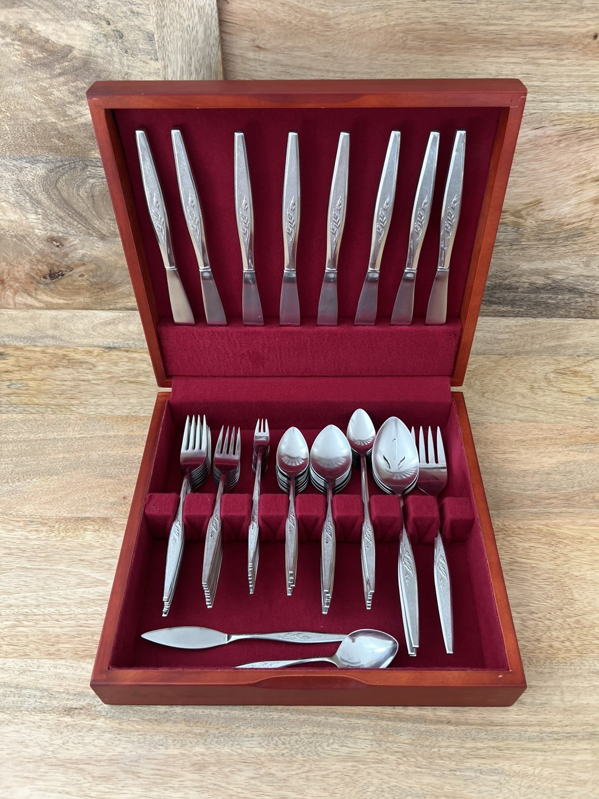Oneida Community Stainless Woodmere Flatware Set Service for 8 + Serving pcs