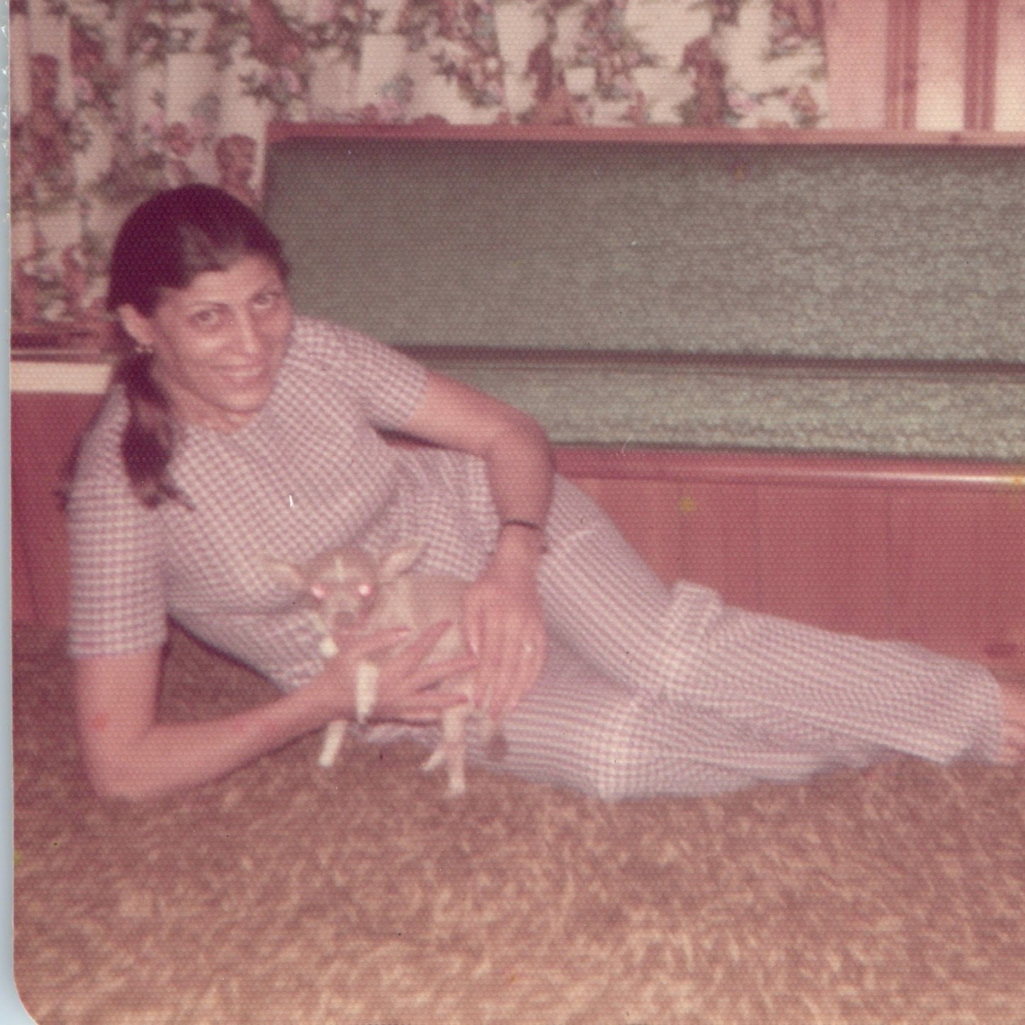 c1970s Barefoot Woman Chihuahua Dog Pet Reclining Snapshot Photo Shag Rug 4\