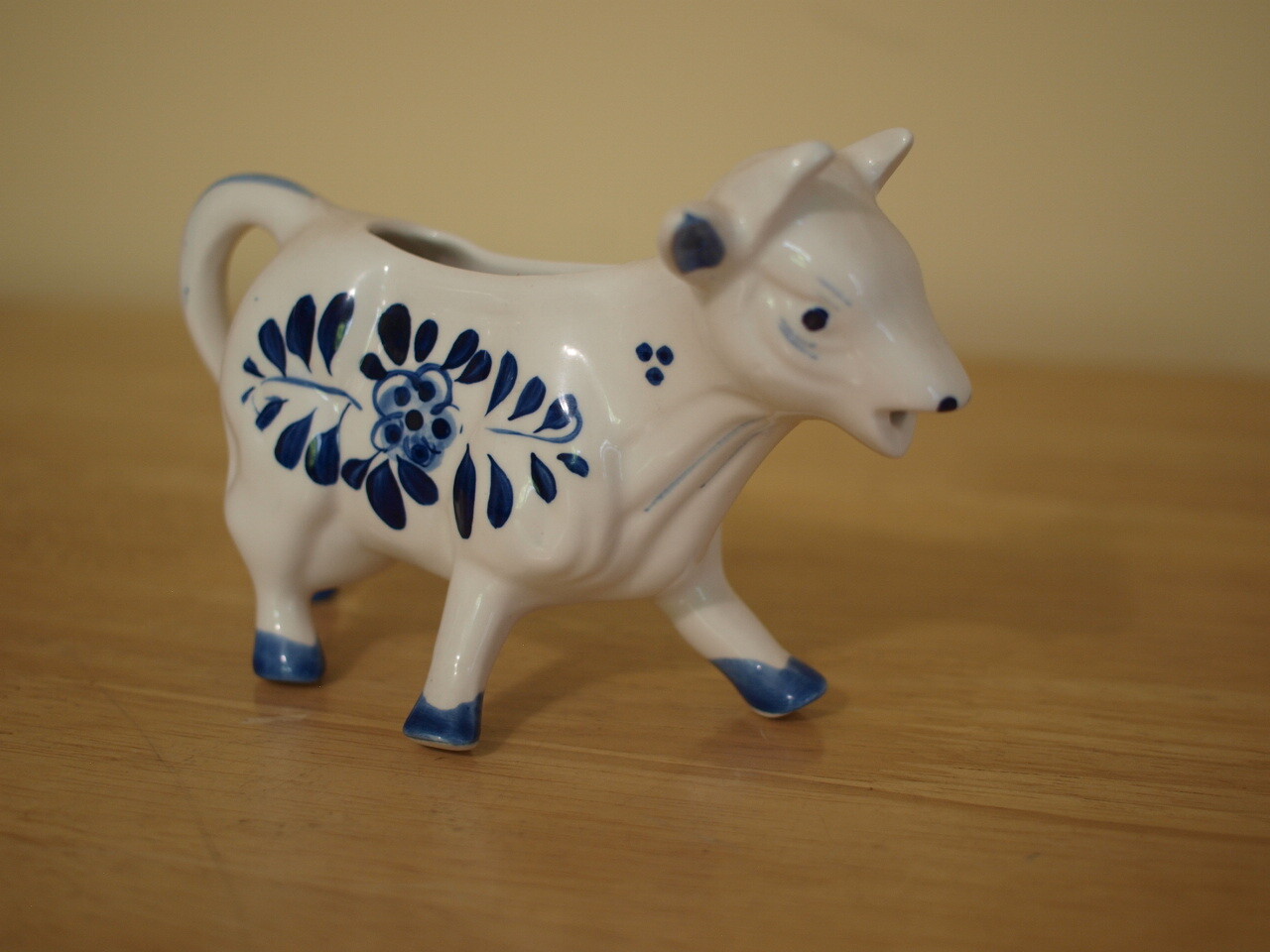 Vintage Porcelain Ceramic Blue Cow Creamer Hand Painted 6