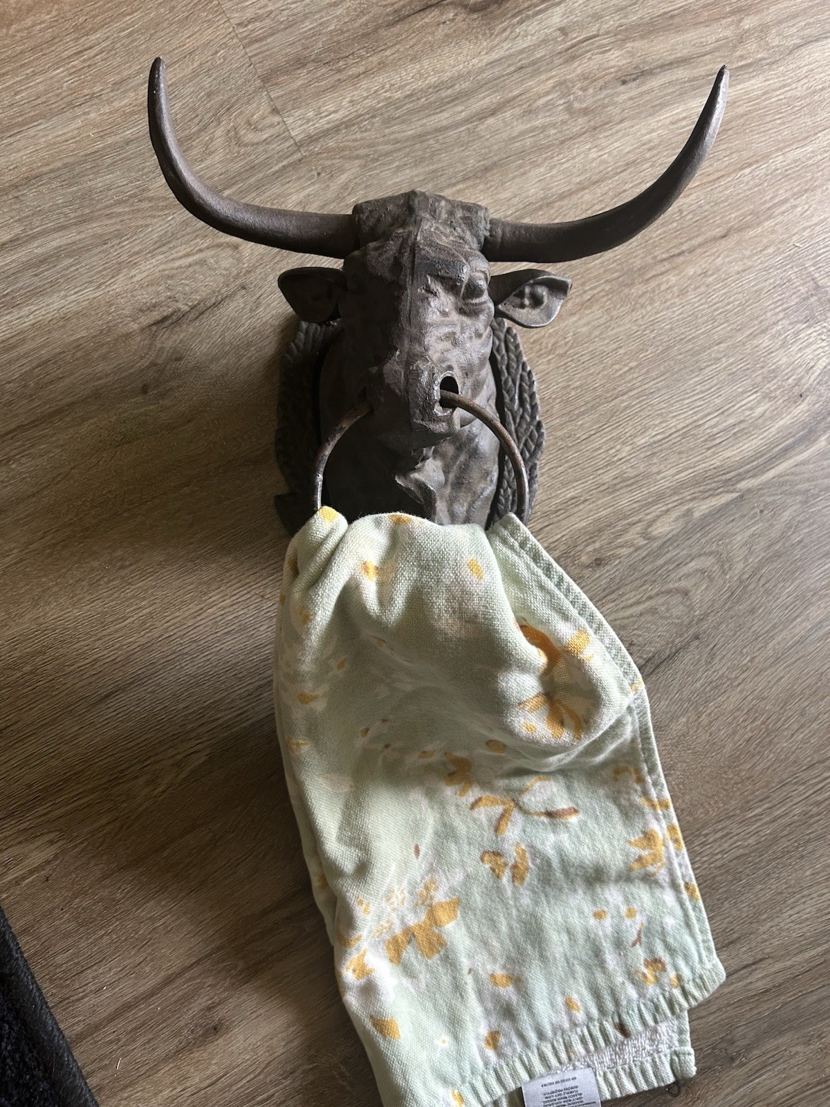Cast Iron Bull Head Country Towel Holder (9-1/4” W X 7-1/4” H X 11” L) Cast Iron Bull Head Country Towel Holder (9-1/4” W X 7-1/4” H X 11” L)