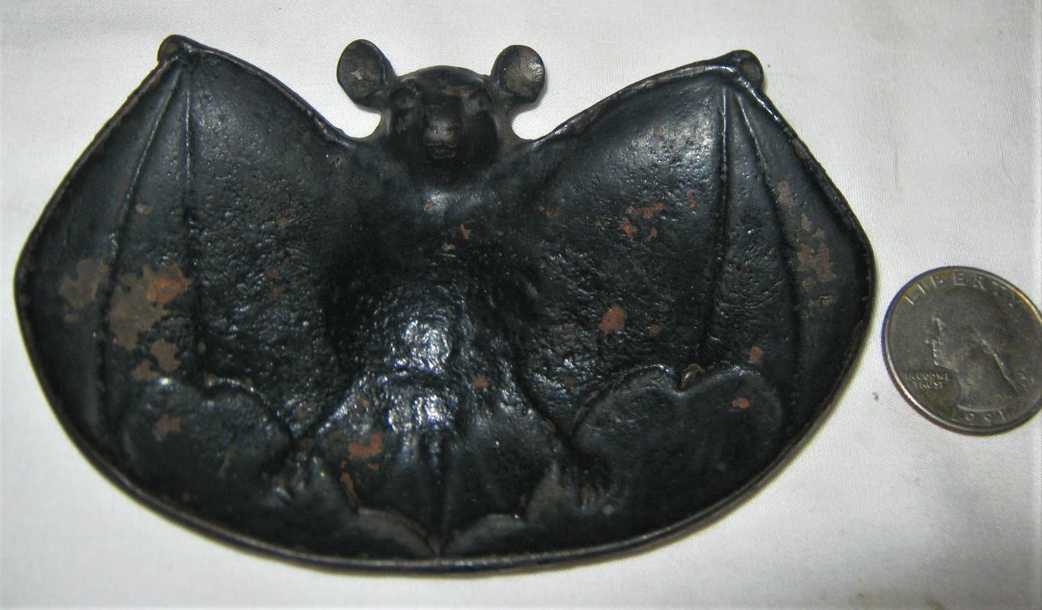 ANTIQUE PRIMITIVE BRADLEY HUBBARD CAST IRON WINGED BAT CARD KEY COIN ART TRAY US