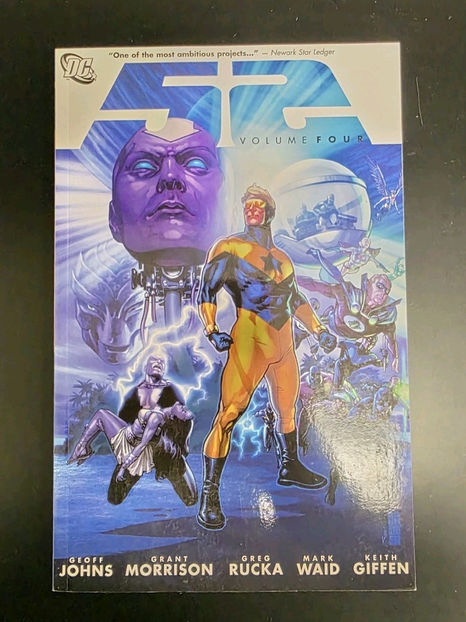 Fifty Two 52 - VOLUME 4 - DC - Graphic Novel TPB