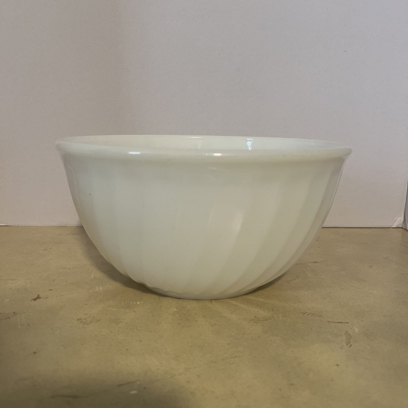 VINTAGE 1950s FIRE-KING WHITE OPALESCENT SWIRL 9” OVEN WARE MIXING BOWL