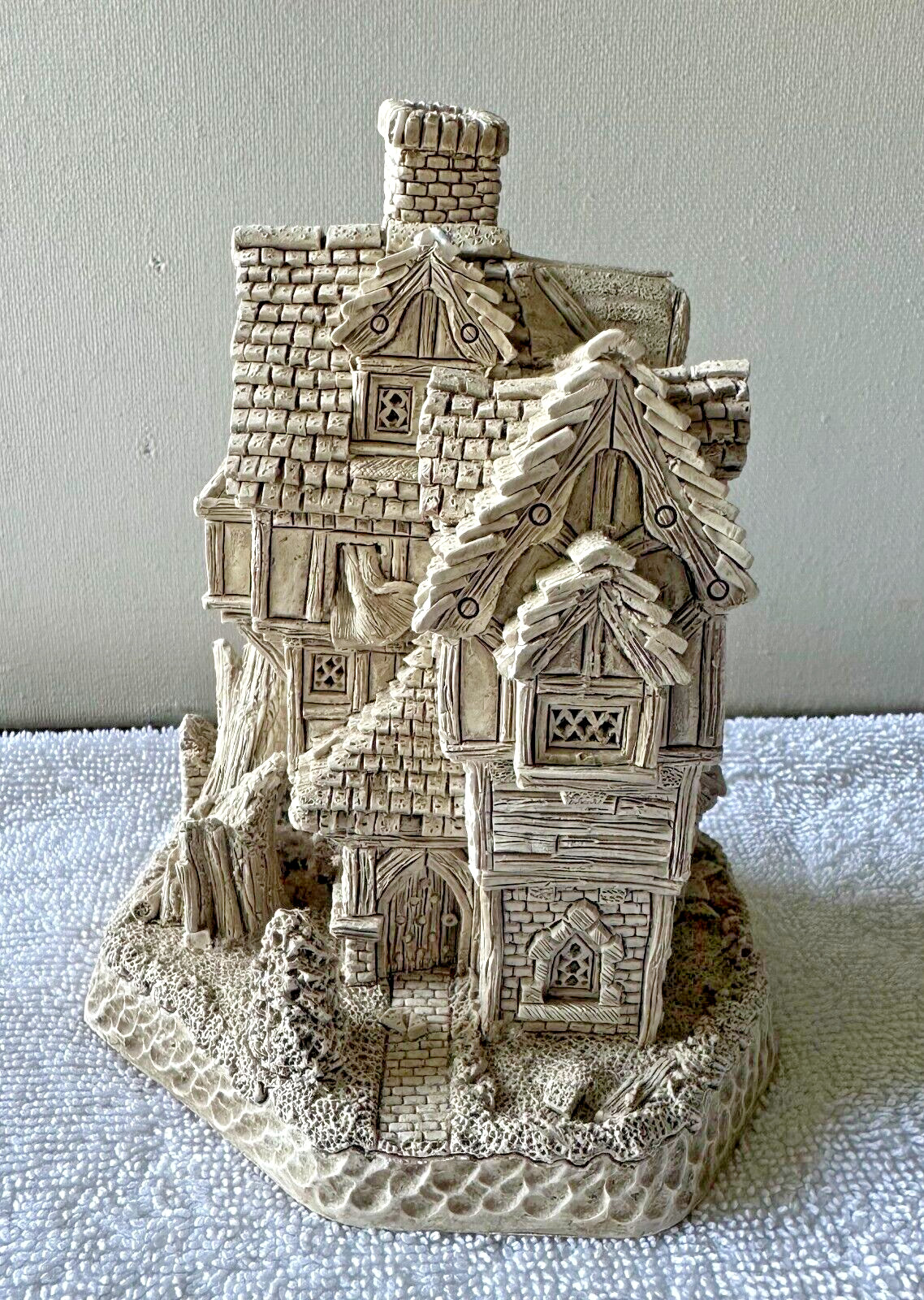 October Gales By David Winter Cottages from Enesco 1997 RARE