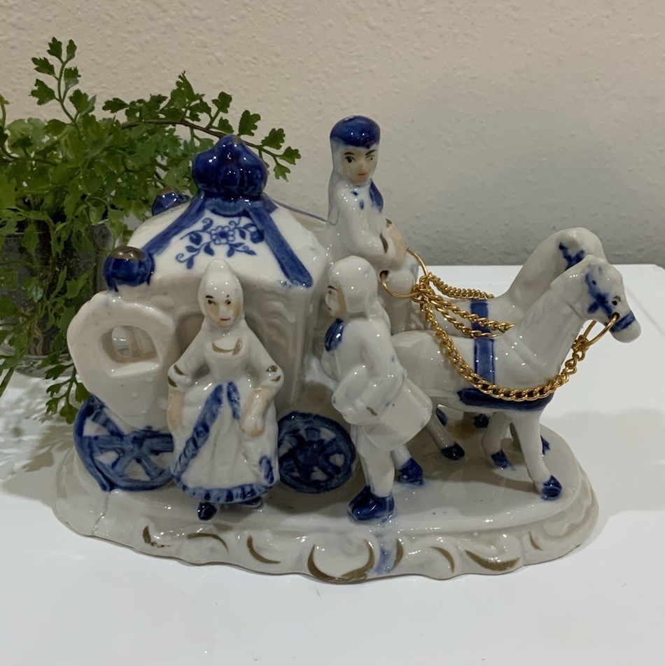 Vtg Porcelain Horse Drawn Carriage Victorian Colonial Blue White Gold Figurine