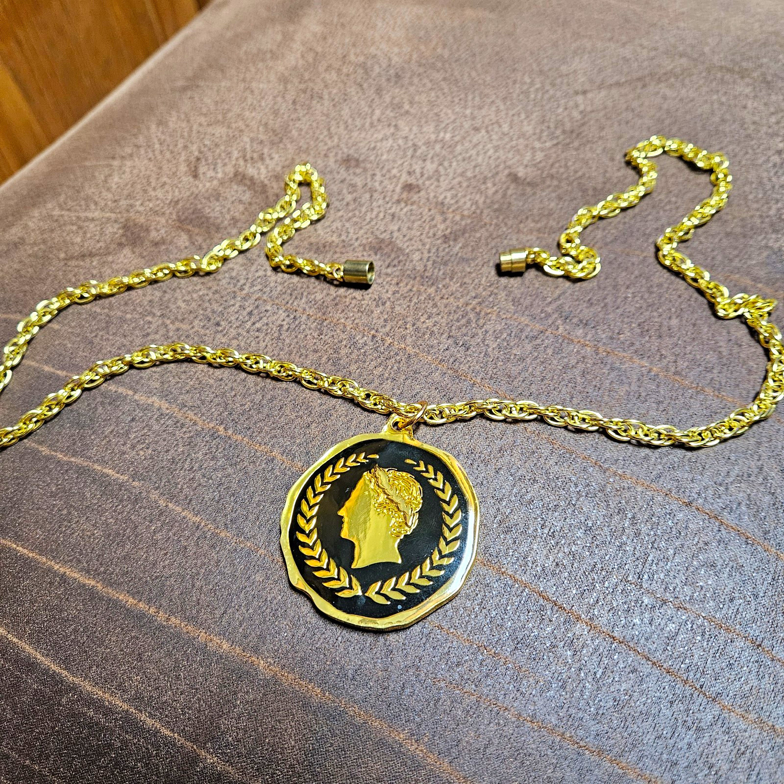 Caesars Windsor Opening Gold Tone HEAVY Cameo Medallion  Necklace, Casino XXL