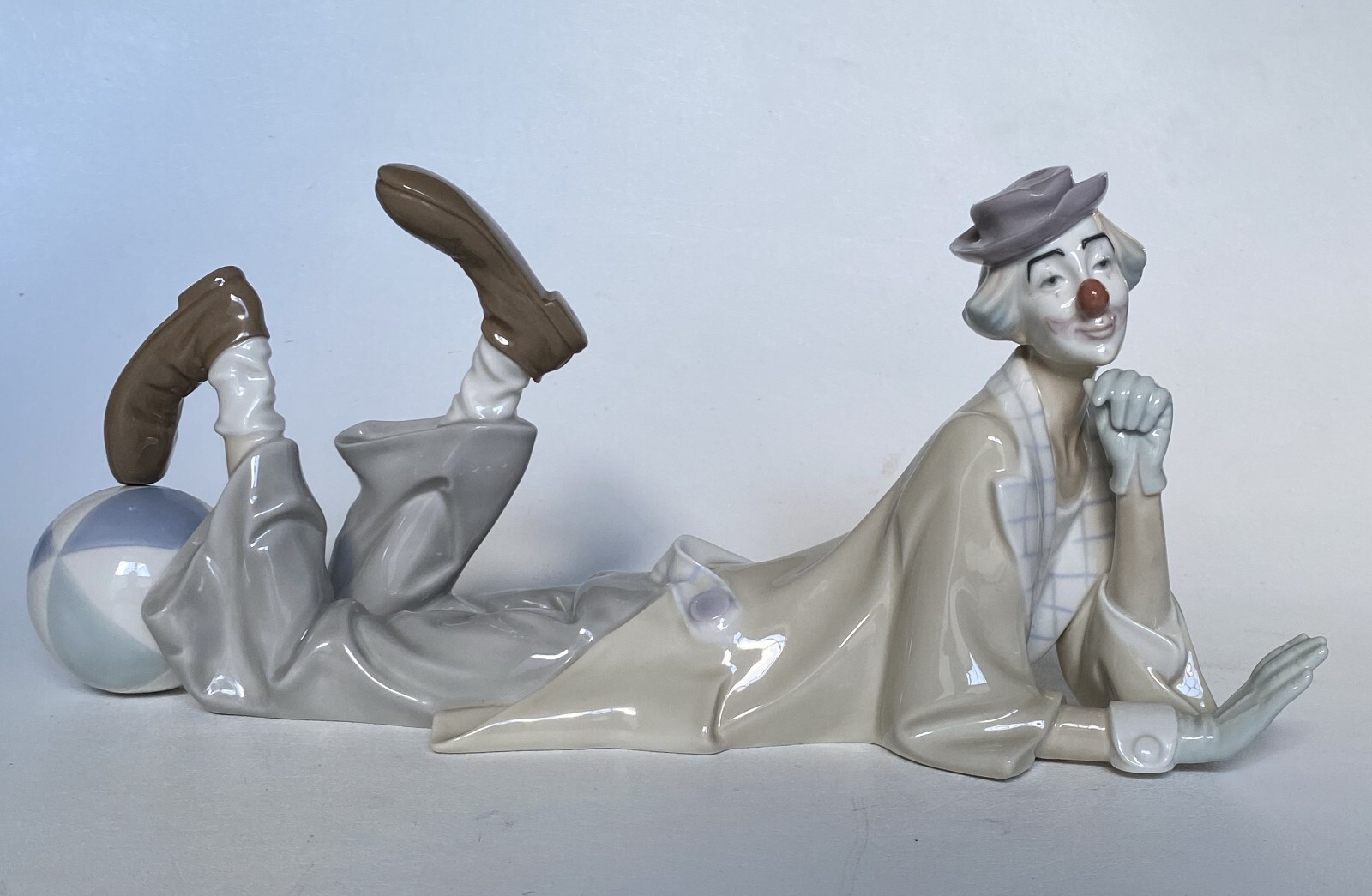 Lladro 4618 CLOWN w/beach ball reclining laying, retired 2019 - 15