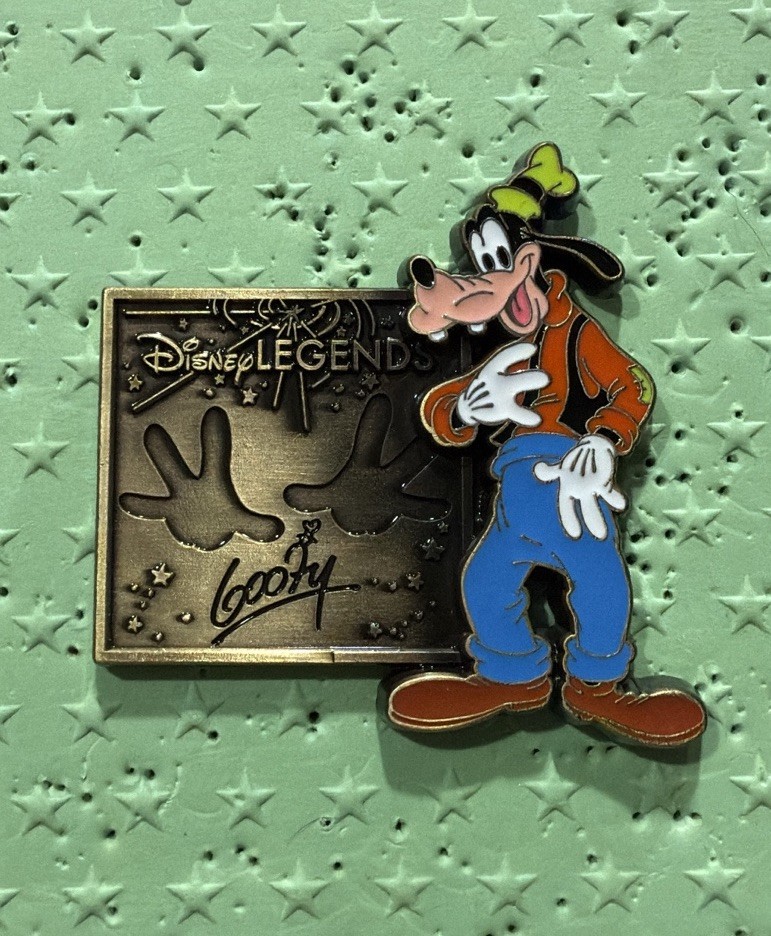 DEC TWDC Disney Legends Character Plaques Series 2 -Goofy Pin