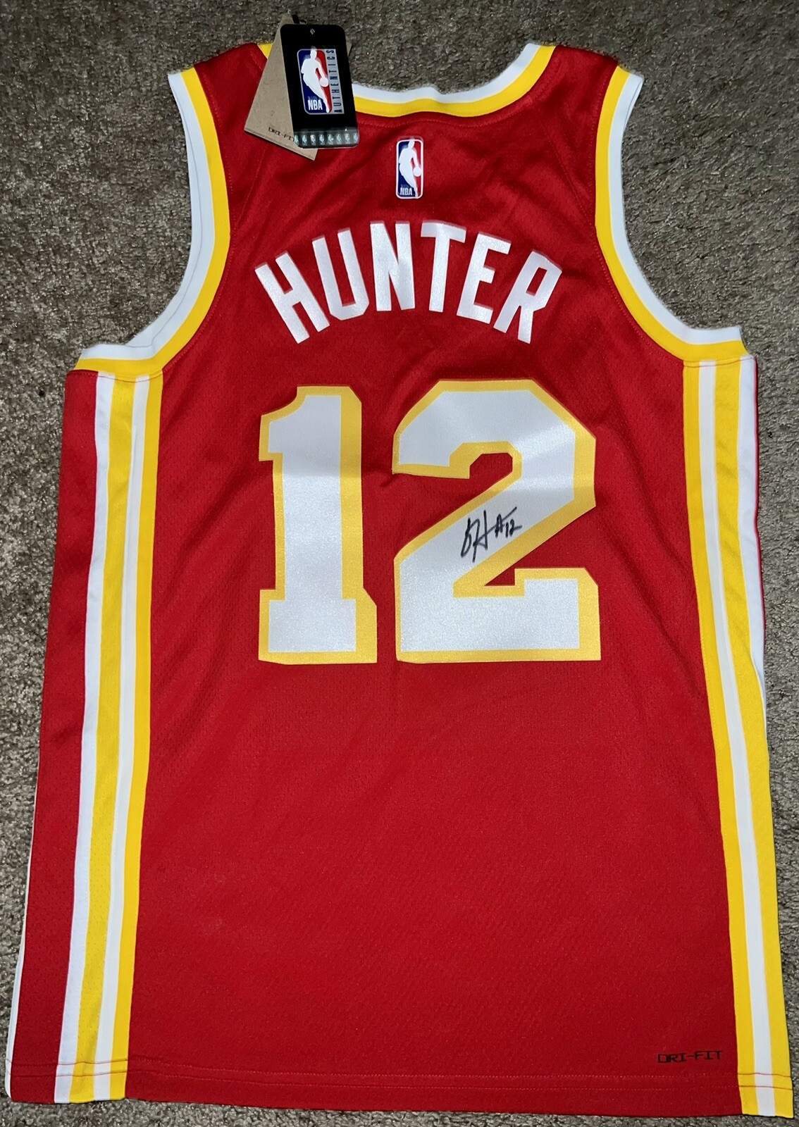 Deandre Hunter signed Atlanta Hawks jersey