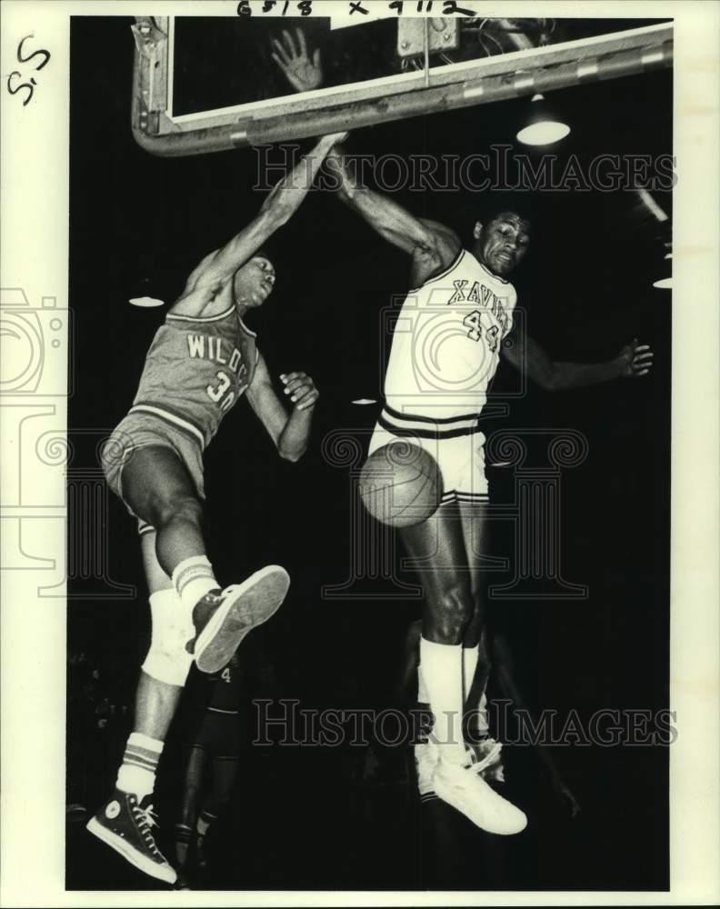 1981 Press Photo Lousiana College and Xavier play college basketball - nos13071 1981 Press Photo Lousiana College and Xavier play college basketball - nos13071