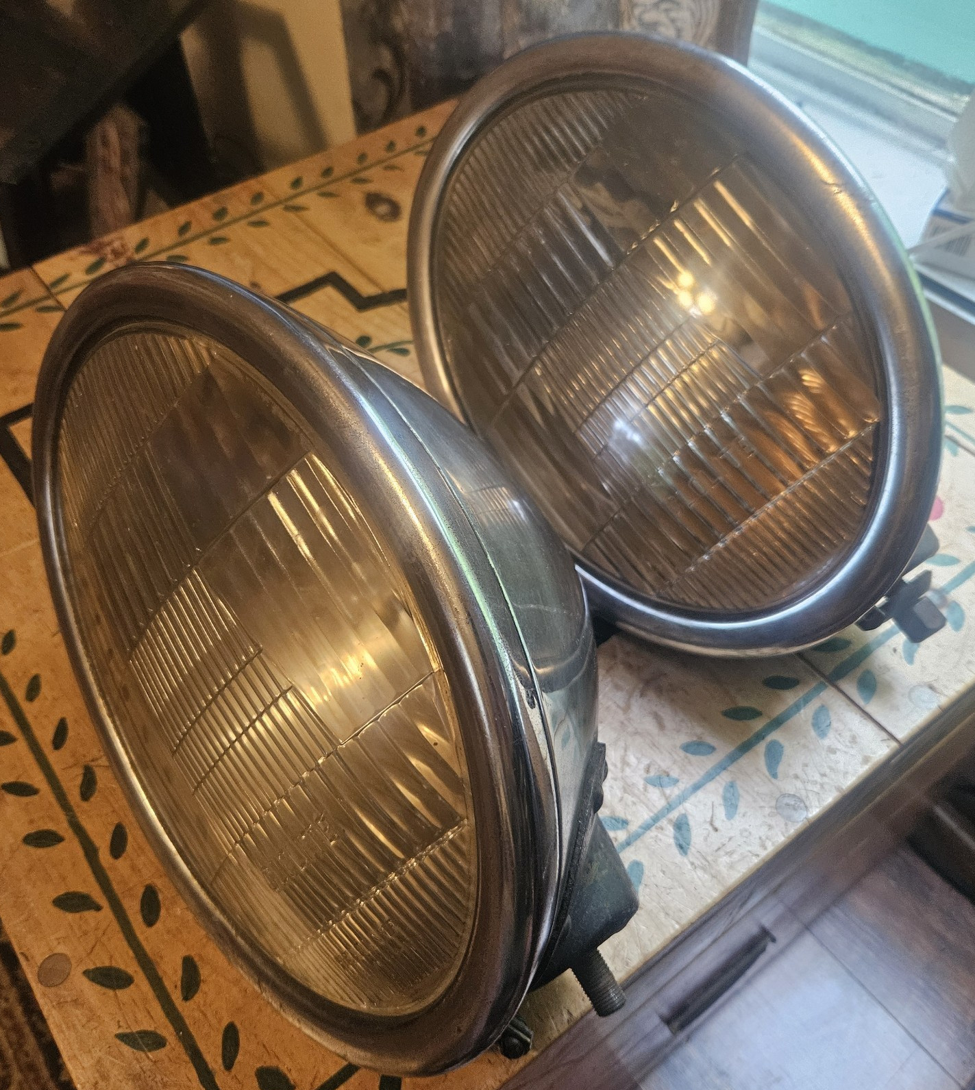 VINTAGE STUDEBAKER ROADSTER GLOLITE HEADLAMP SET - 1931, 32, 33