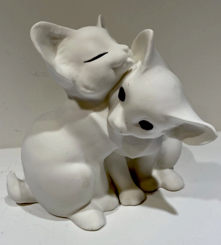 VTG George Good White Snuggling Cats Figurine Fine Bone China By Freeman 5x6” 