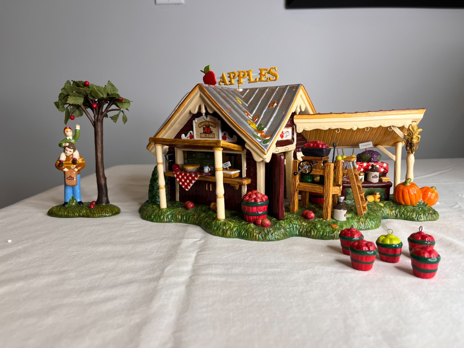 RARE: DEPT 56 THE ORIGINAL SNOW VILLAGE \'HARVEST APPLE ORCHARD\'