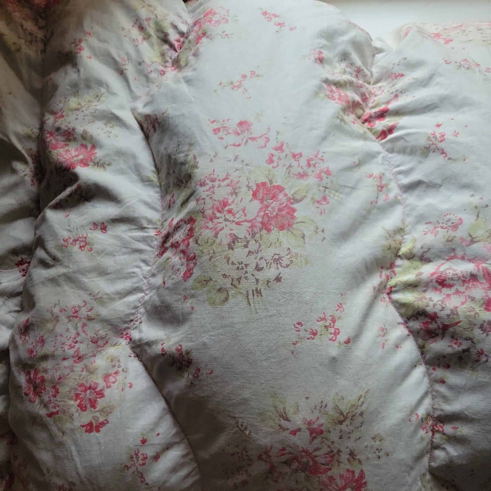 Sweet Vintage  Eiderdown Feather Quilt   Flower Bunches on Cream 45 x 62 inch 