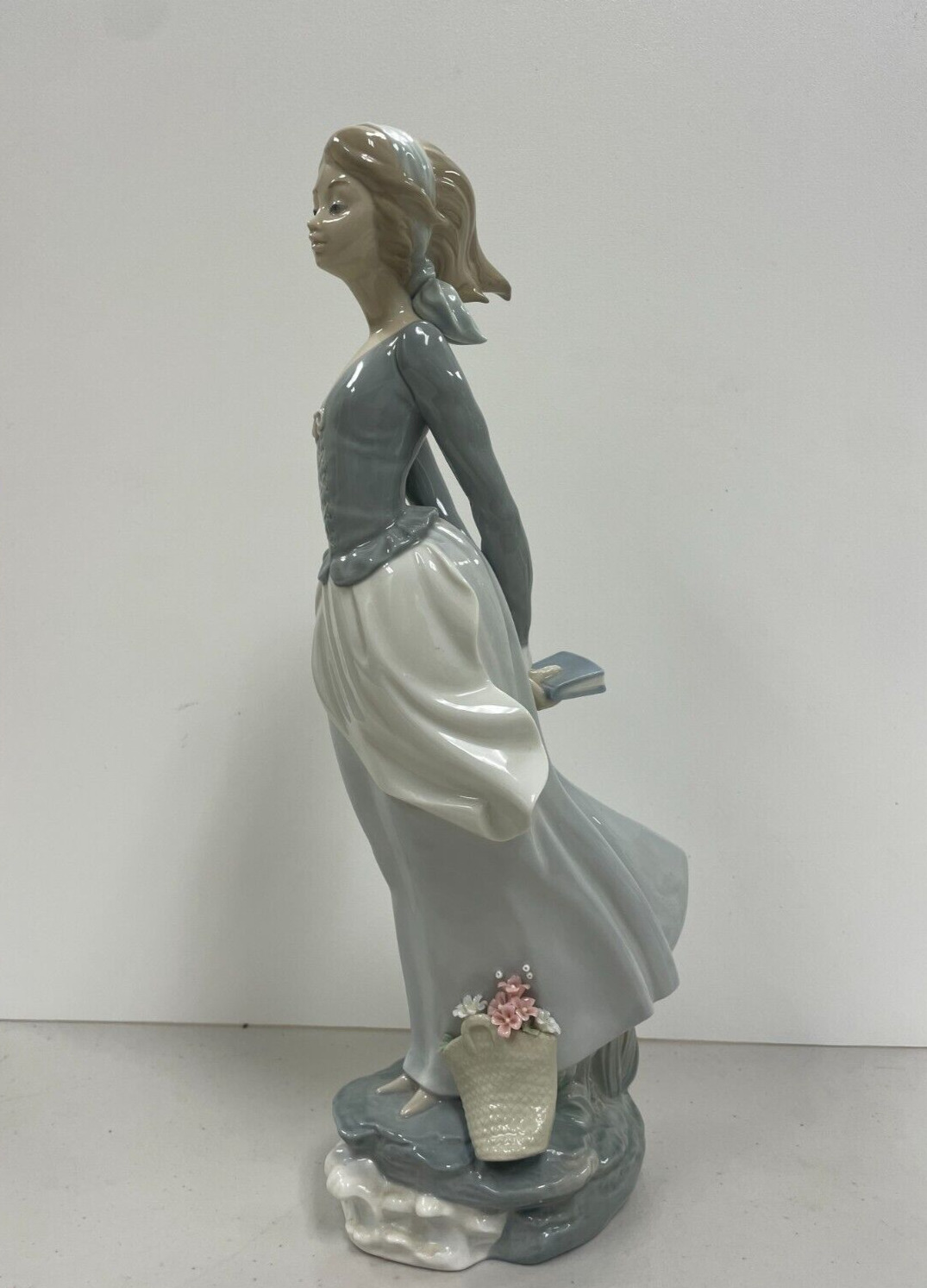 Lladro 4922 Sea Breeze Wind Blown Girl Porcelain Figurine - Retired