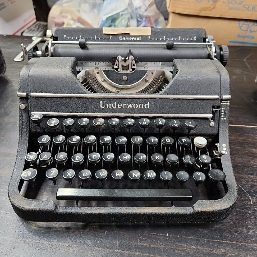 Vtg Antique Underwood Universal Portable Typewriter w/ Hard Carrying Case 1930s