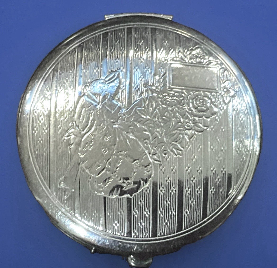 Vintage L’Ame La May Powder Compact Etched Couple Silver Tone Makeup Compact Vintage L’Ame La May Powder Compact Etched Couple Silver Tone Makeup Compact
