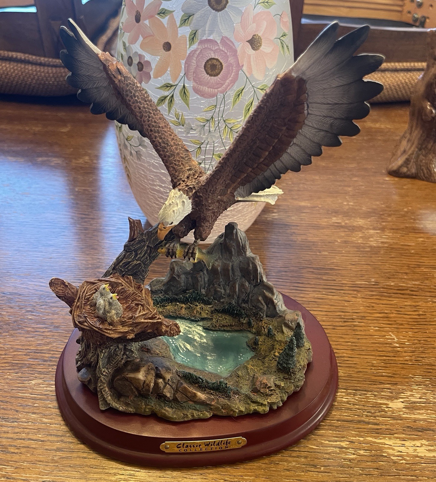 Classic Wildlife Collection Bald Eagle Feeding Chicks Fish Figurine 9\
