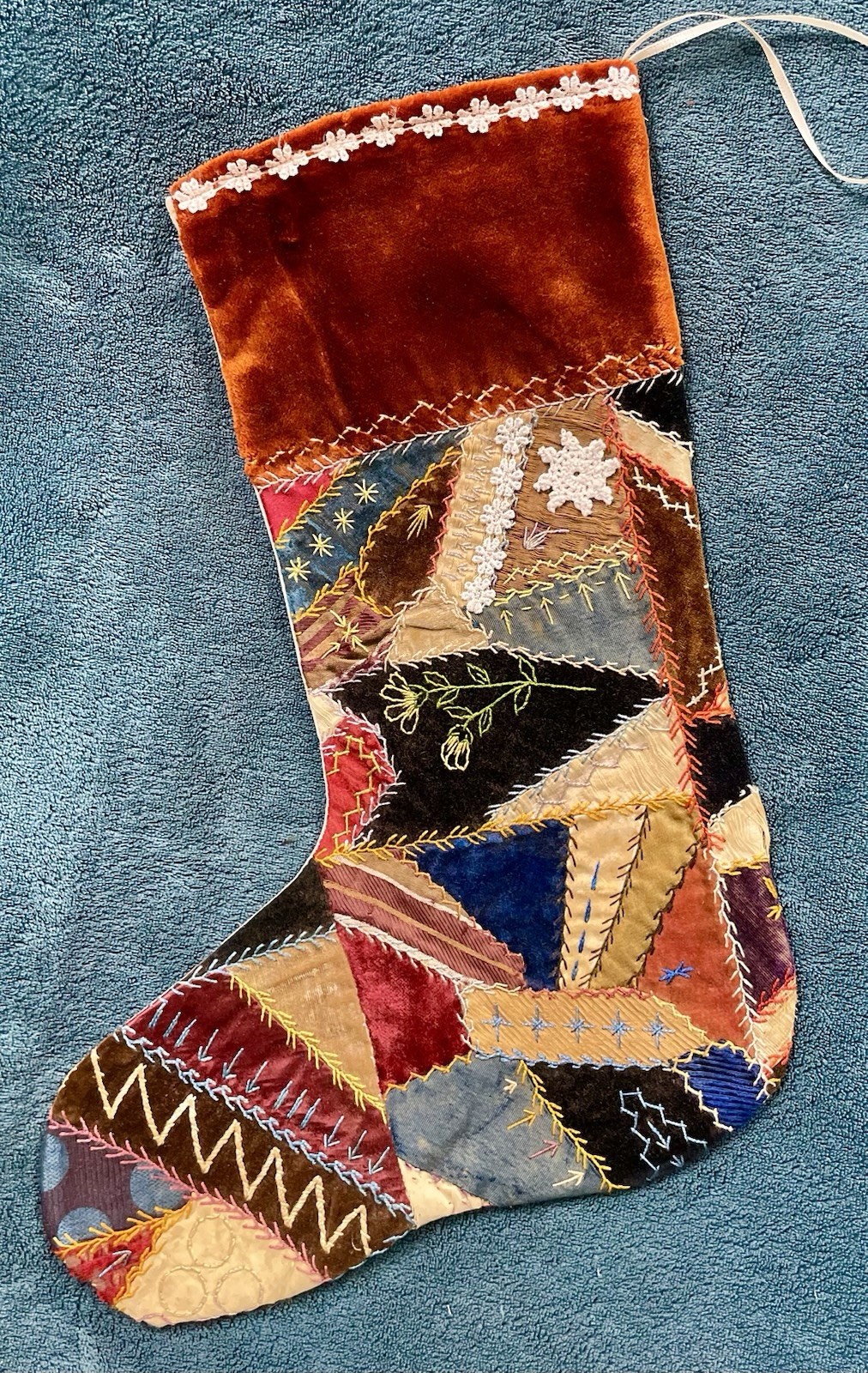 GORGEOUS ANTIQUE VINTAGE CRAZY QUILT CHRISTMAS STOCKING CUTTER QUILT 26-81