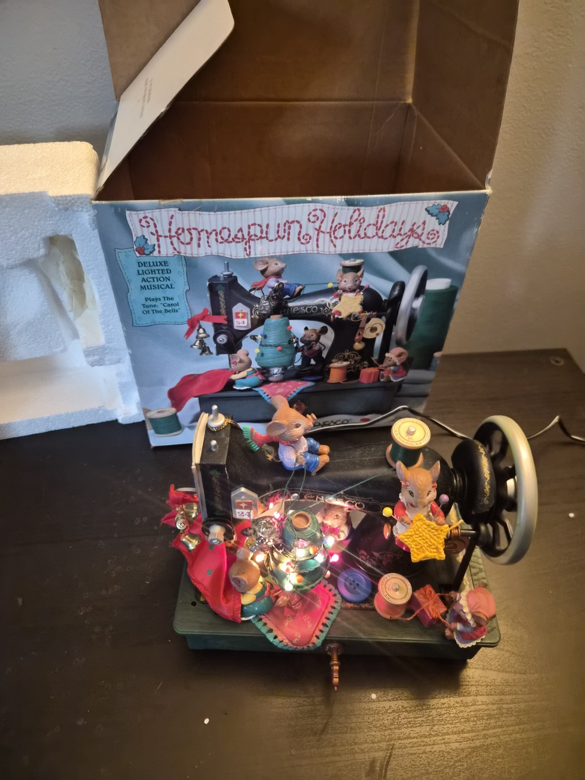 Enesco Homespun Holiday Mice Sewing Machine MusicBox Musical IOB Adapter Enesco Homespun Holiday Mice Sewing Machine MusicBox Musical IOB Adapter