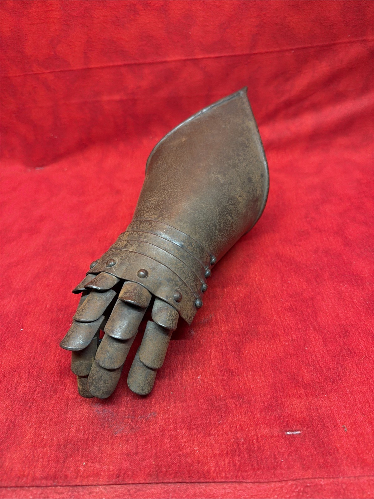 VINTAGE MEDIEVAL-STYLE ARTICULATED ARMOR GAUNTLET METAL GLOVE (LEFT HAND)