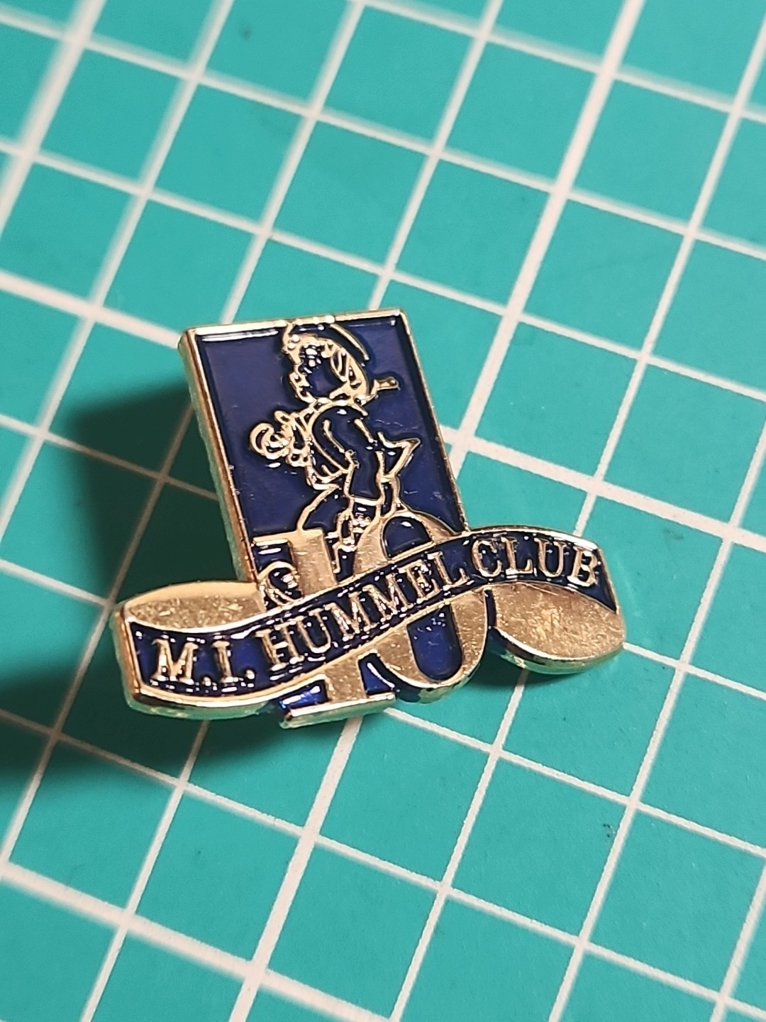 Vtg M.I . Hummel Club 10 Year Member Gold  Tone Lapel Pin