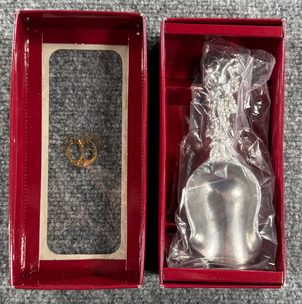 1997 Arthur Court Aluminum Ice Scoop Bunny Rabbit & Grape Vine Design