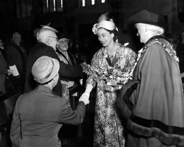The Queen Visits Sutton Coldfield Town Hall 1957 Old Photo
