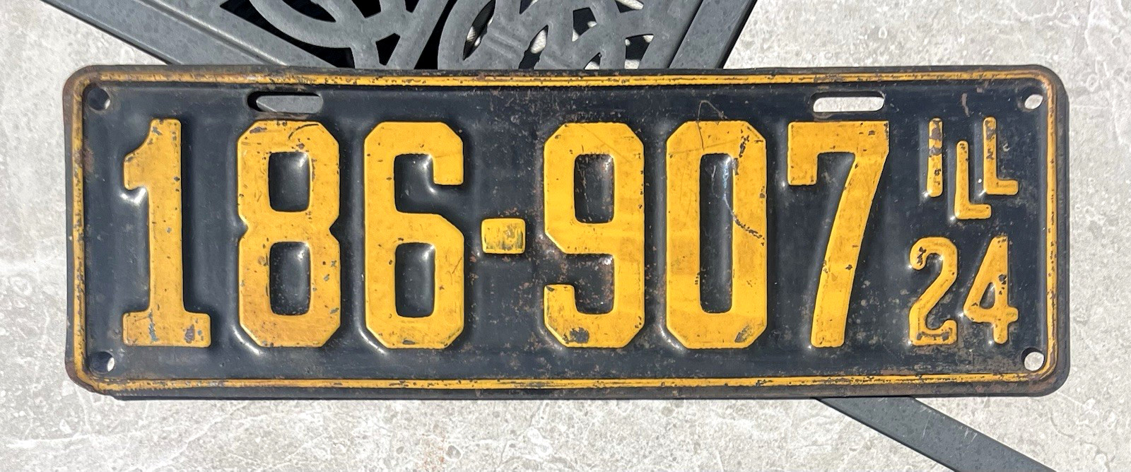 1924 Illinois License Plate 186-907