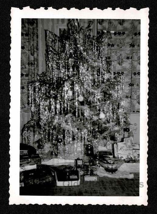 XMAS TREE COVERED IN TINSEL PRESENTS OLD/VINTAGE PHOTO SNAPSHOT- A562